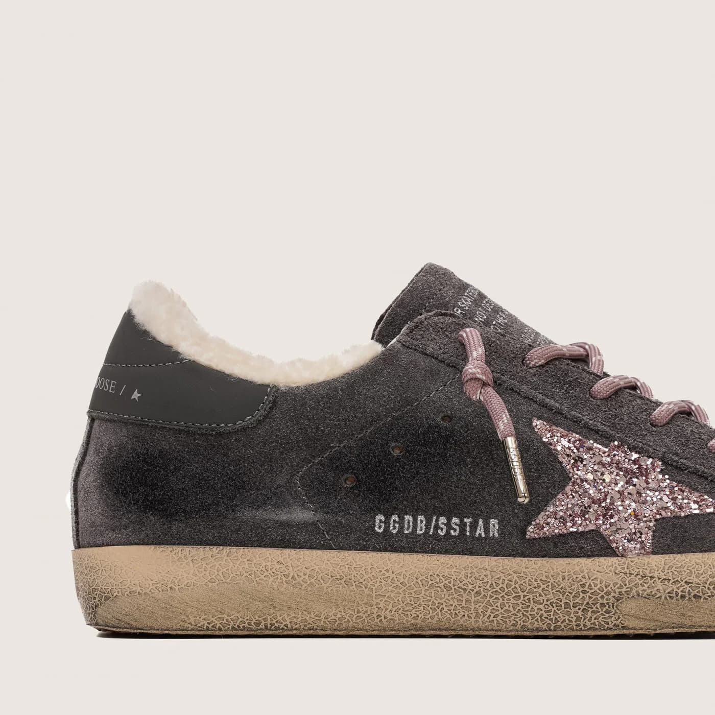 Женские кеды Зимние Golden Goose Super Star / Замша серая / розовая зв цена 27 908 ₽ фото и описание в каталоге сайта goldengoose.moscow, фото 2