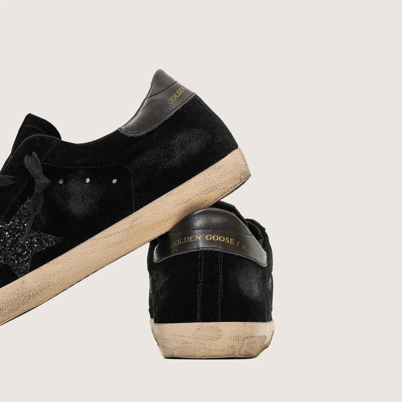 Женские кеды Golden Goose Super Star / Замша черная / черная звезда цена 25 027 ₽ фото и описание в каталоге сайта goldengoose.moscow, фото 4