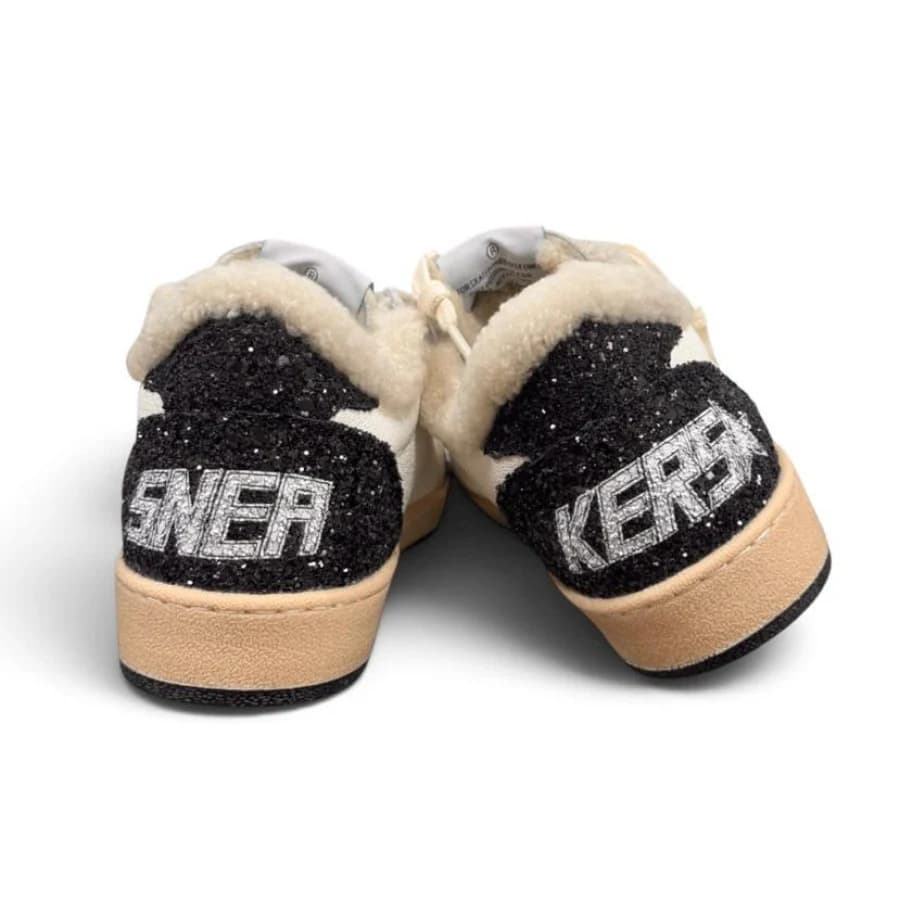 Женские кеды GOLDEN GOOSE WINTER BALL STAR WITH GOLD GLITTER STAR AND BLACK HEEL TAB цена 28 264 ₽ фото и описание в каталоге сайта goldengoose.moscow, фото 3