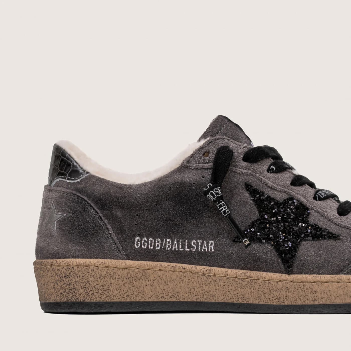 Женские кеды Зимние Golden Goose Ball Star / Замша серая / черная звезда цена 28 052 ₽ фото и описание в каталоге сайта goldengoose.moscow, фото 2