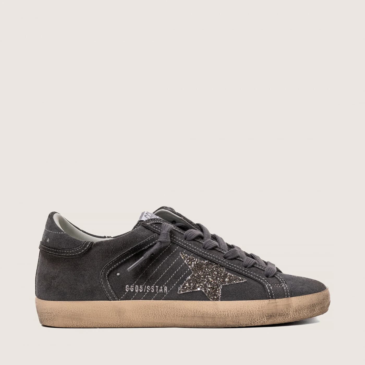 Женские кеды Golden Goose Super Star / Замша серая / глиттер звезда цена 24 837 ₽ фото и описание в каталоге сайта goldengoose.moscow