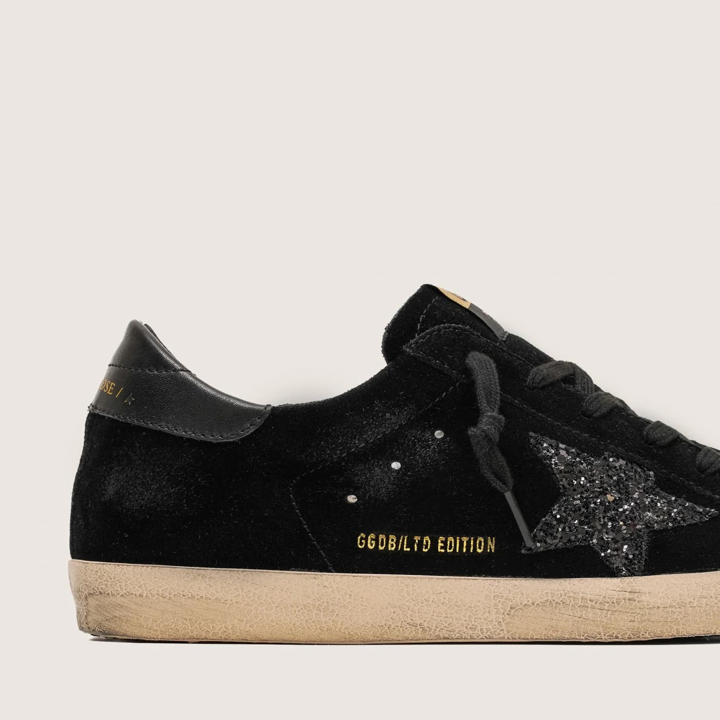 Женские кеды Golden Goose Super Star / Замша черная / черная звезда цена 25 027 ₽ фото и описание в каталоге сайта goldengoose.moscow, фото 2