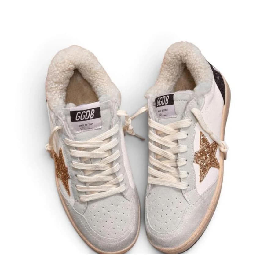 Женские кеды GOLDEN GOOSE WINTER BALL STAR WITH GOLD GLITTER STAR AND BLACK HEEL TAB цена 28 264 ₽ фото и описание в каталоге сайта goldengoose.moscow, фото 4