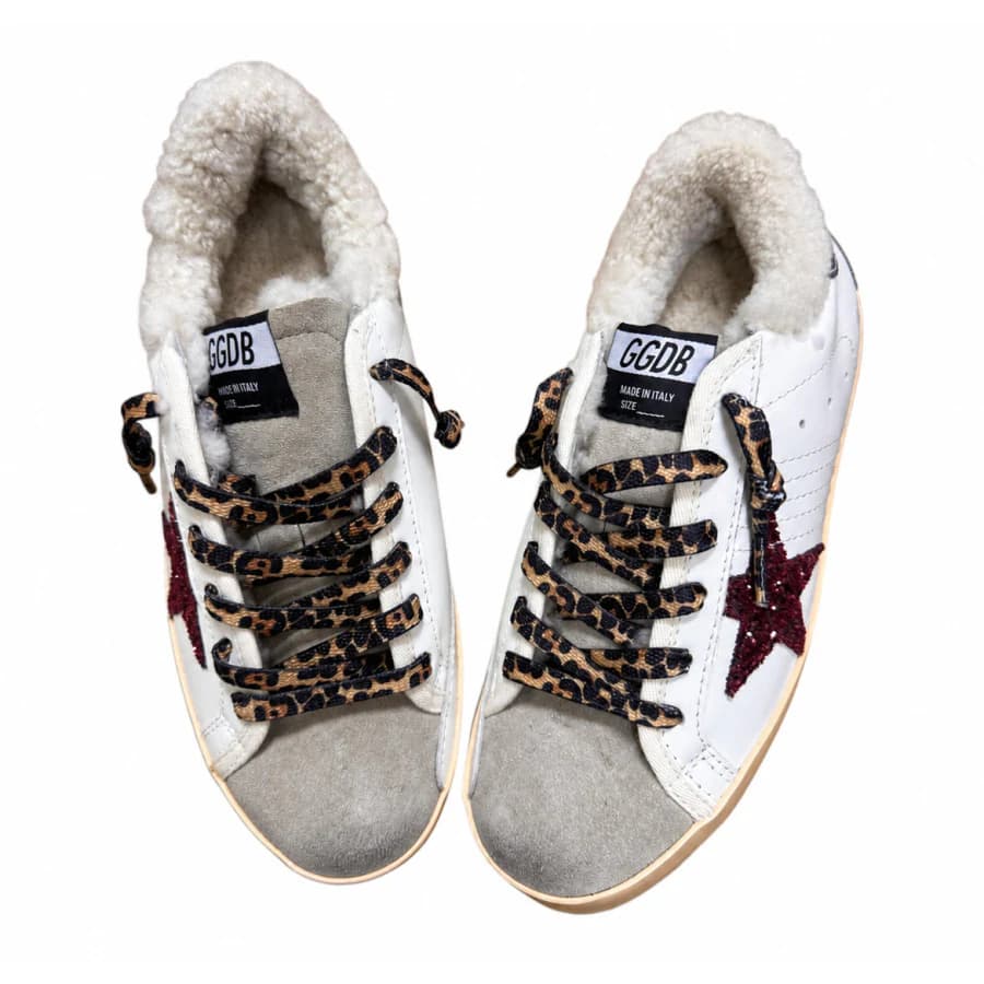 Женские кеды GOLDEN GOOSE WINTER SUPERSTAR BURGUNDY GLITTER STAR AND SILVER HEEL TAB цена 28 256 ₽ Женские кеды GOLDEN GOOSE WINTER SUPERSTAR BURGUNDY GLITTER STAR AND SILVER HEEL TAB цена 28 256 ₽ фото и описание в каталоге сайта goldengoose.moscow, фото 3