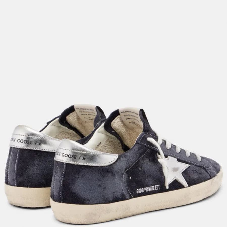 Женские кеды Golden Goose Super Star / Замша темно-синяя серебро звезда цена 25 392 ₽ Женские кеды Golden Goose Super Star / Замша темно-синяя серебро звезда цена 25 392 ₽ фото и описание в каталоге сайта goldengoose.moscow, фото 2